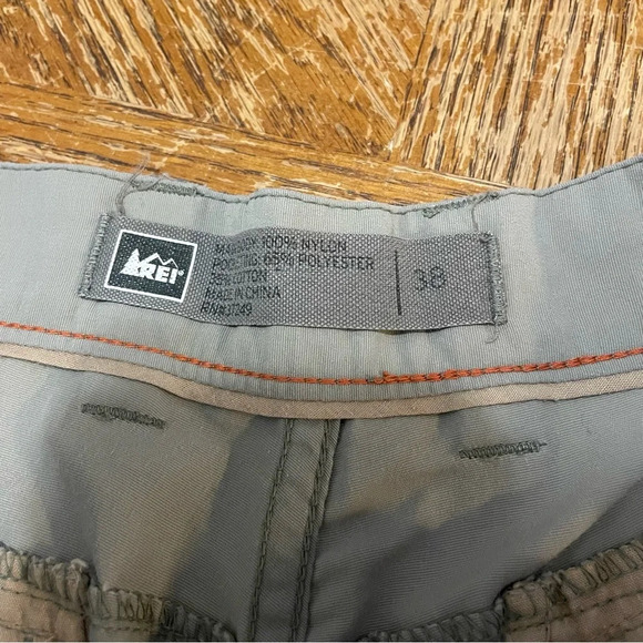 REI Men's light gray 100% Nylon, Side Zipper Pocket Shorts Size 38. - Picture 3 of 6